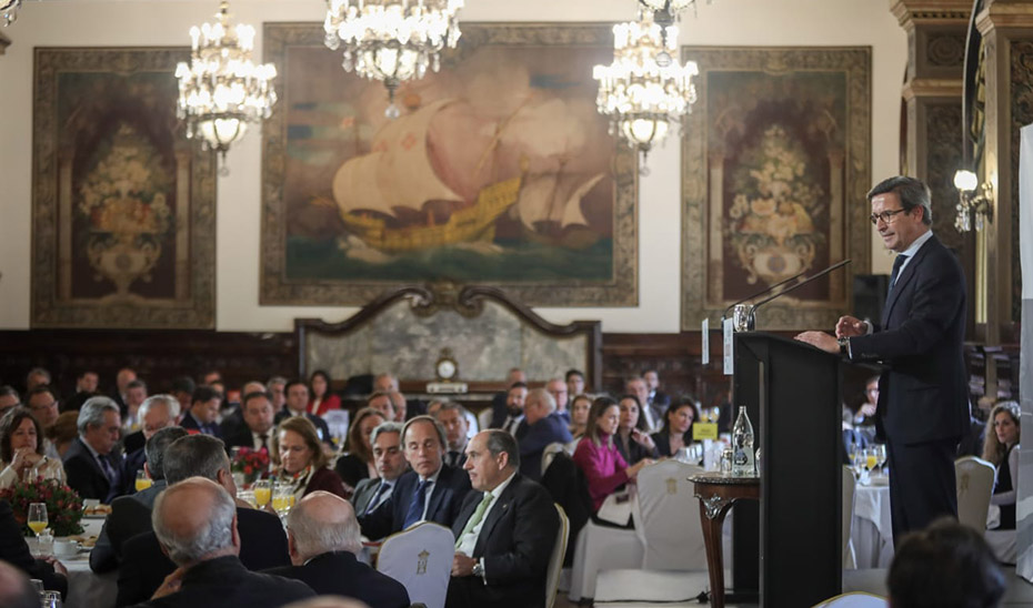 El consejero de Política Industrial, Jorge Paradela, durante su intervención en la Cámara de Comercio de Sevilla.